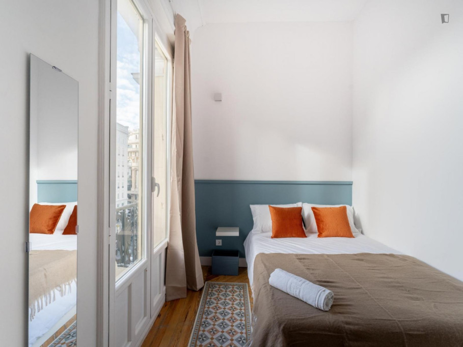 Bright double bedroom near Gran Vía metro station - Madrid - chambre - ImmoJeune