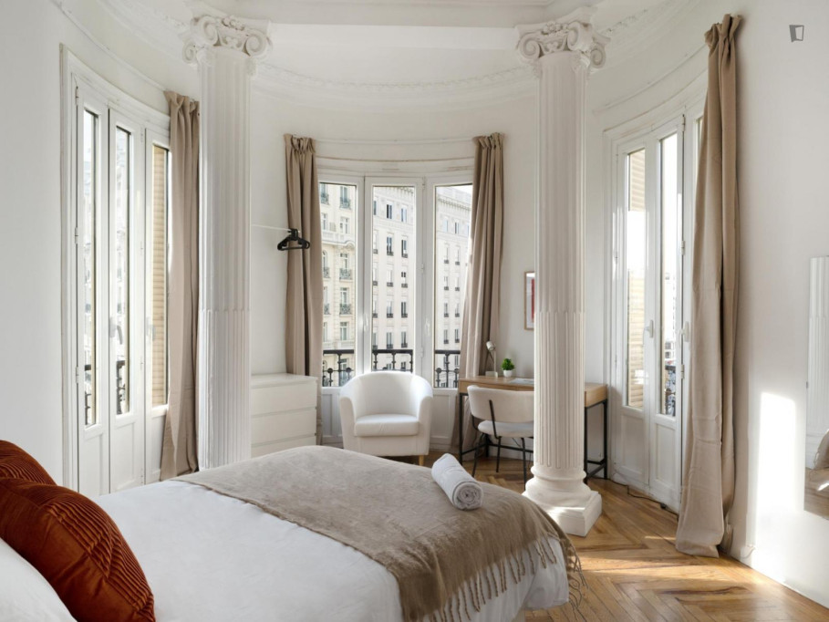 Welcoming double bedroom near Gran Vía metro station - Madrid - chambre - ImmoJeune