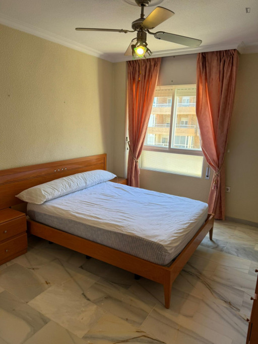 Welcoming double bedroom in Ciudad Jardin - Almeria - chambre - ImmoJeune