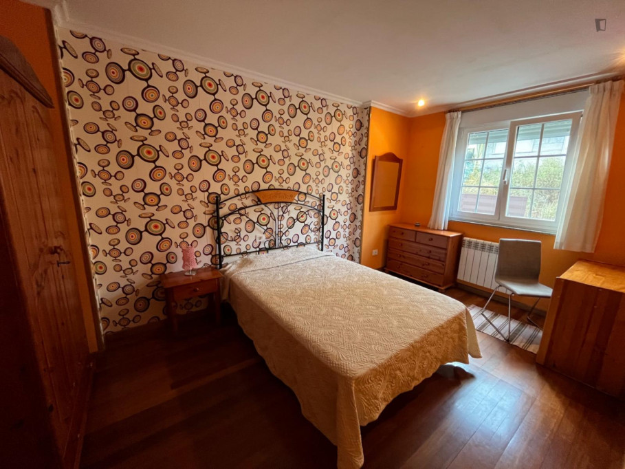 Single bedroom in 10-bedroom house