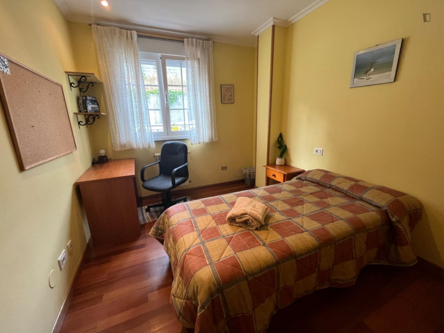 Pleasant single bedroom near Parque do Miño 