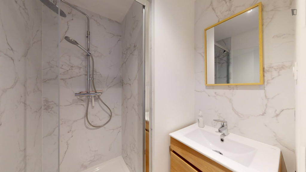 Luminous double ensuite bedroom close to Grand Blotterau Parc
