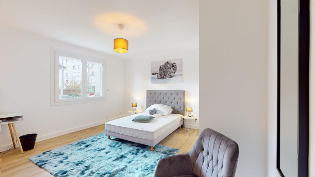 Luminous double ensuite bedroom close to Grand Blotterau Parc