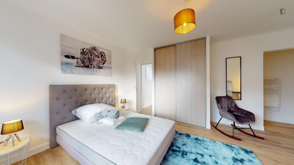 Luminous double ensuite bedroom close to Grand Blotterau Parc