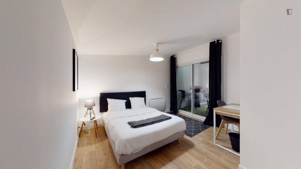 Cool double ensuite bedroom close to the Centre commercial Paridis