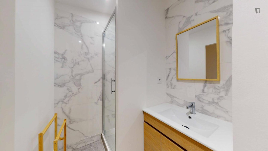 Cool double ensuite bedroom close to the Centre commercial Paridis