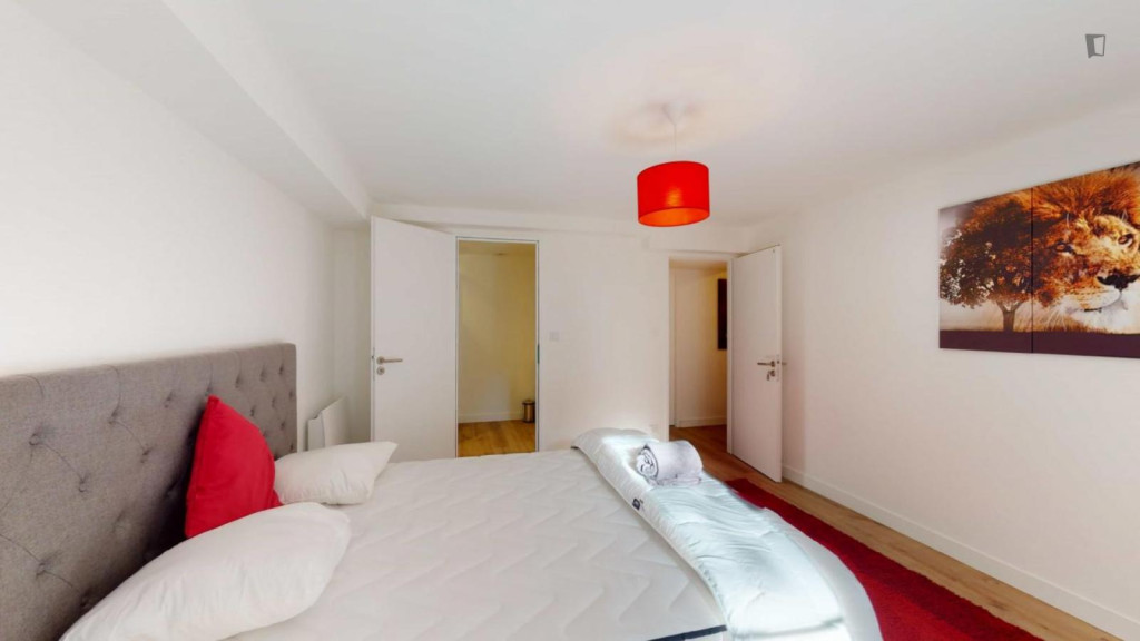 Nice double ensuite bedroom near the Square Vertais