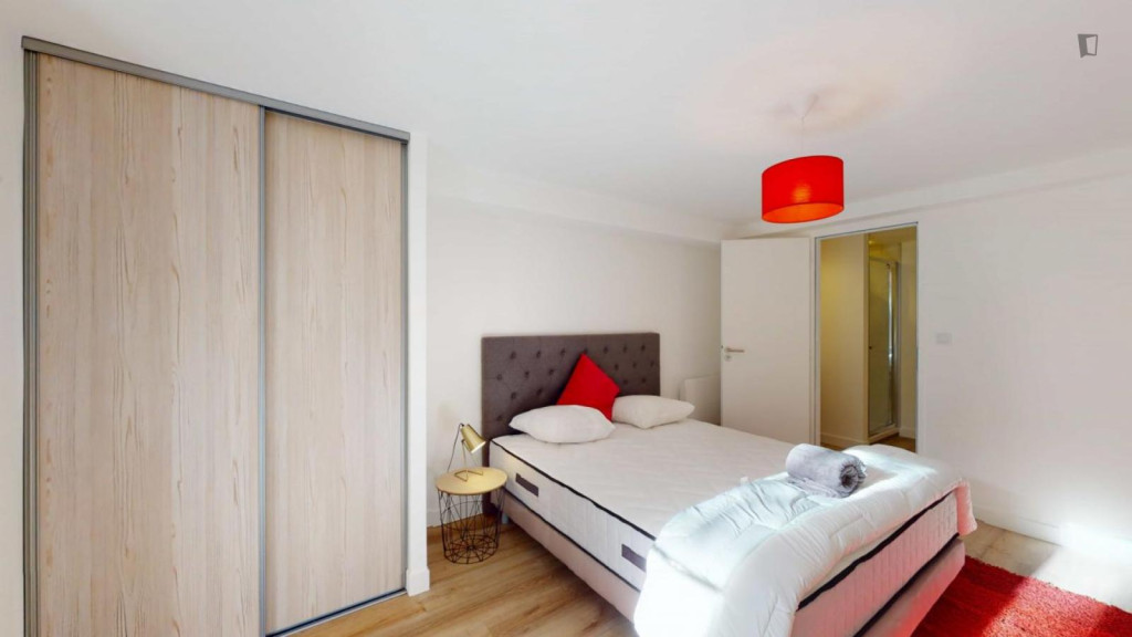 Nice double ensuite bedroom near the Square Vertais