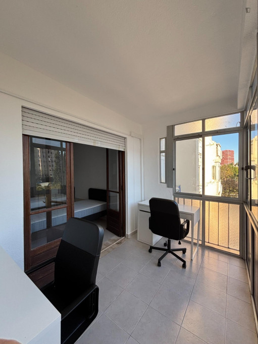 Breezy twin bedroom in Carcavelos