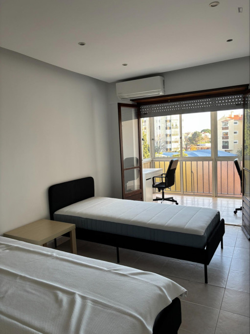 Breezy twin bedroom in Carcavelos