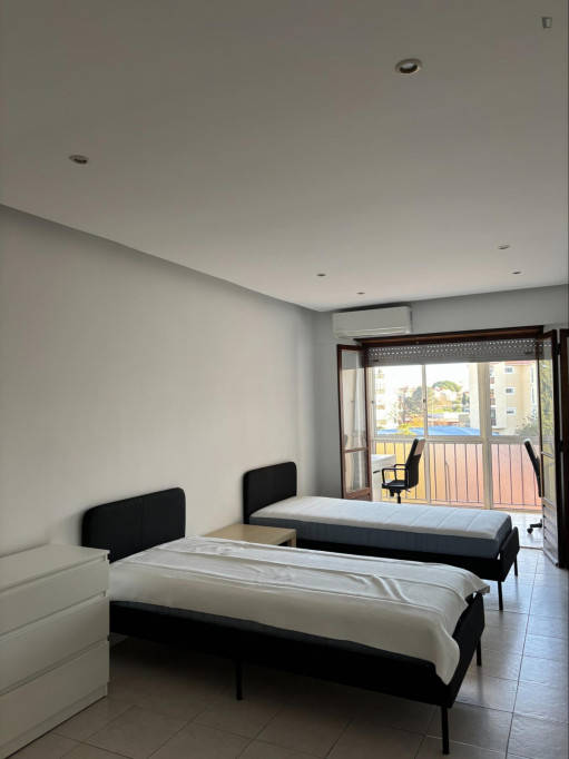 Breezy twin bedroom in Carcavelos