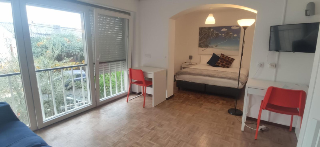 Cozy Double Bedroom close to São Pedro do Estoril Beach