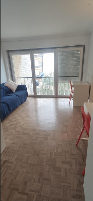 Cozy Double Bedroom close to São Pedro do Estoril Beach