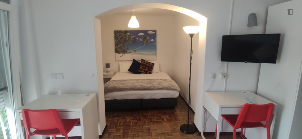 Cozy Double Bedroom close to São Pedro do Estoril Beach