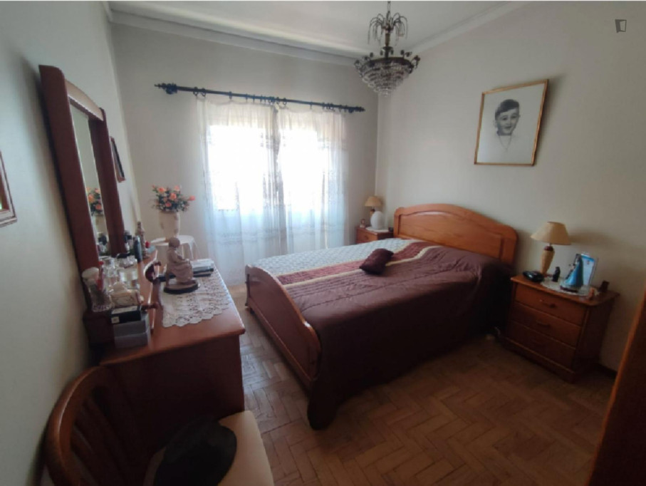 Nice Double Bedroom close to Almada Forum
