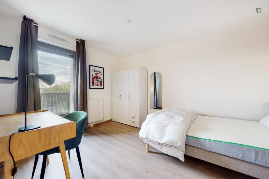 Smart double bedroom very close to Georges Brassens Park