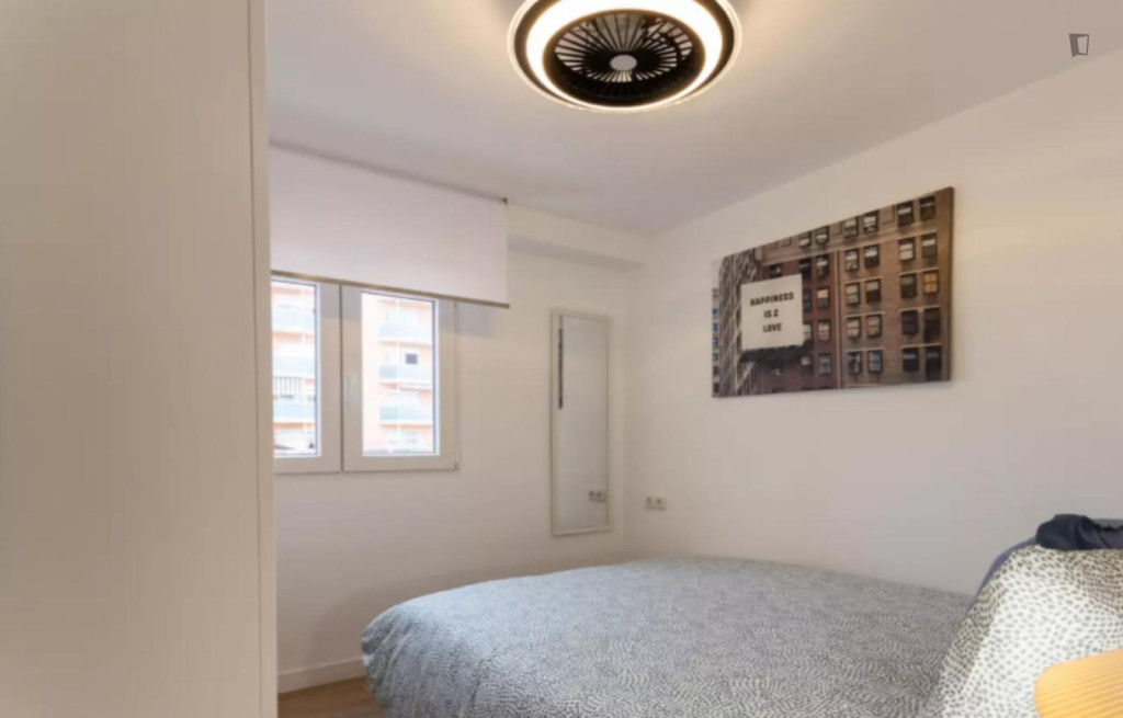 Very neat double bedroom in Torrefiel - Valence - chambre - ImmoJeune