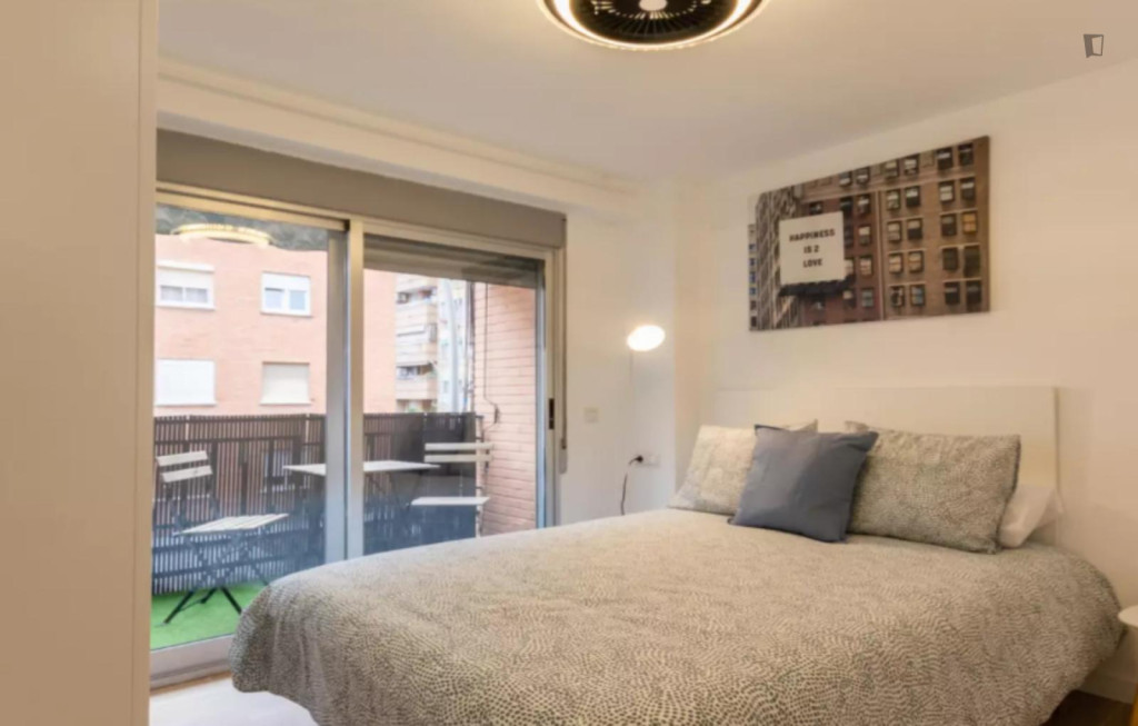 Charimsatic double bedroom with a balcony, in Torrefiel - Valence - chambre - ImmoJeune
