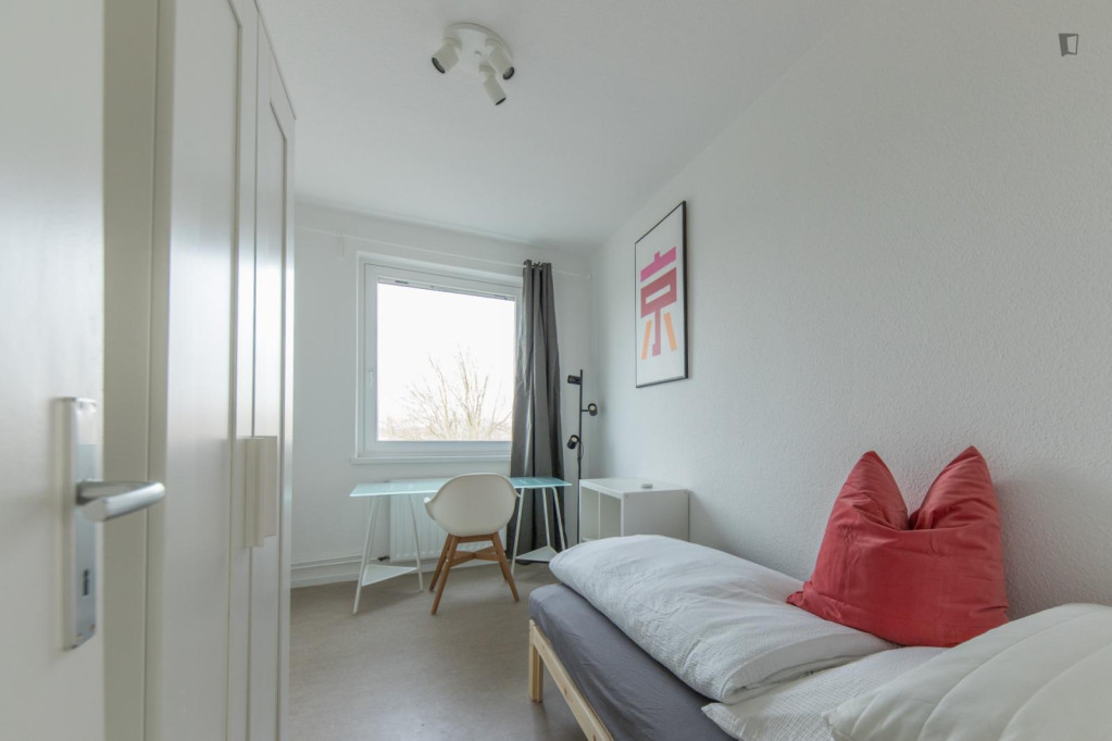 Cozy single bedroom in a 4 bedroom apartment in Adlershof - Berlin - chambre - ImmoJeune