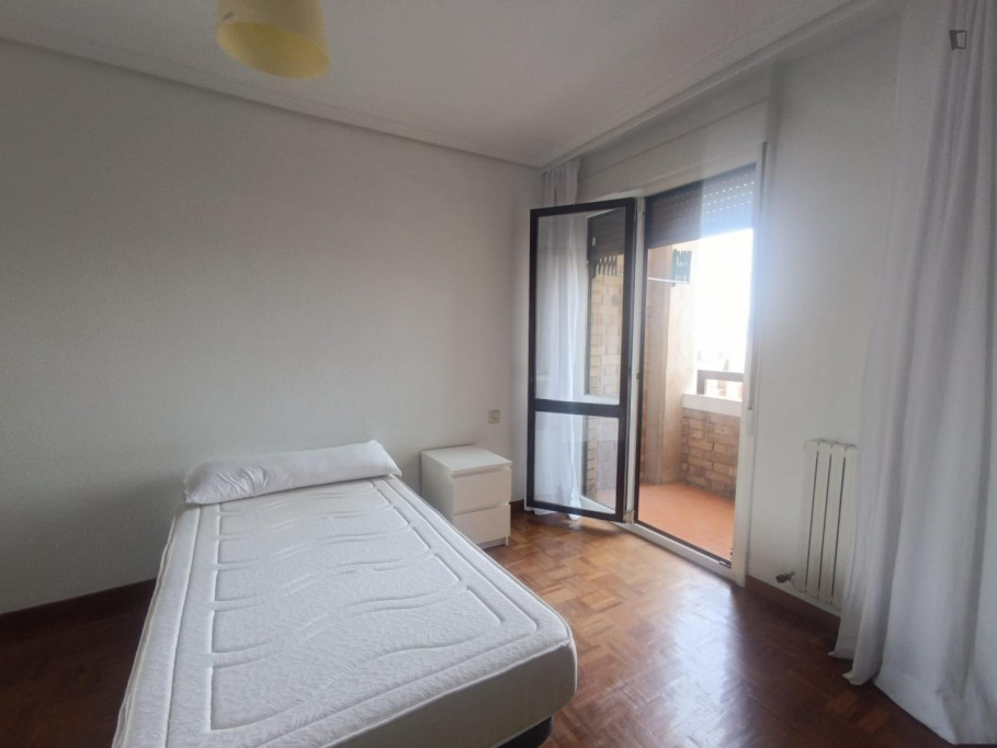 Breezy single bedroom with a balcony, in San Juan - Pamplona - chambre - ImmoJeune