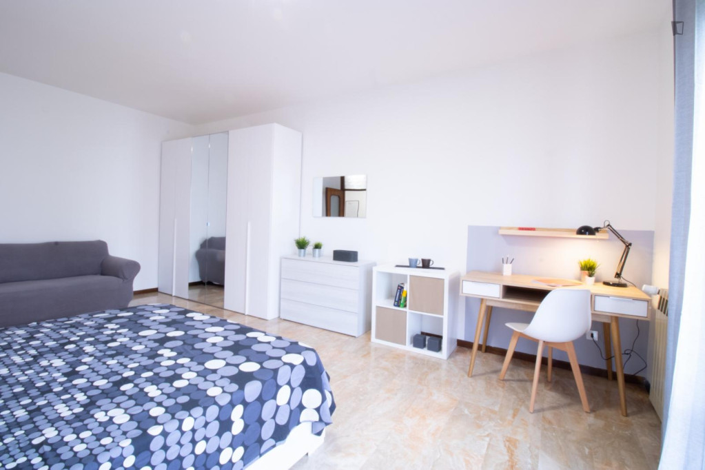 Large double bedroom in Quartiere 2 Nord