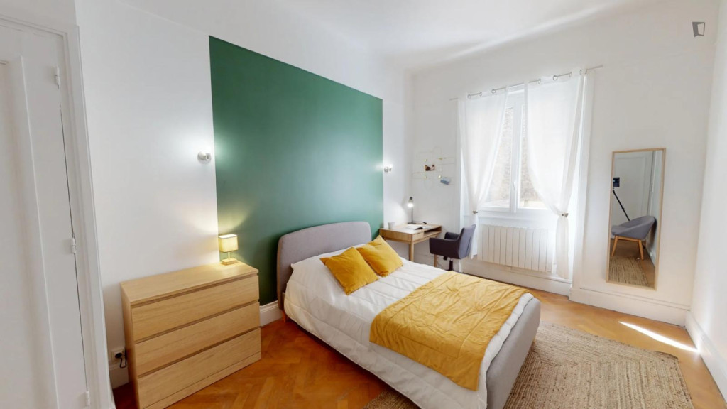 Colorful double bedroom in Lyon