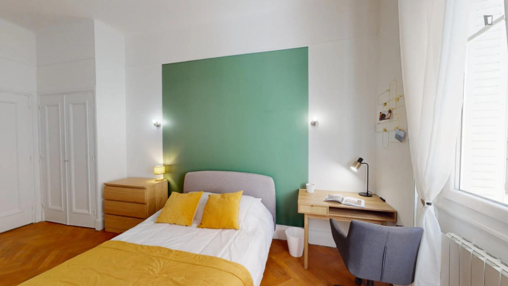Colorful double bedroom in Lyon