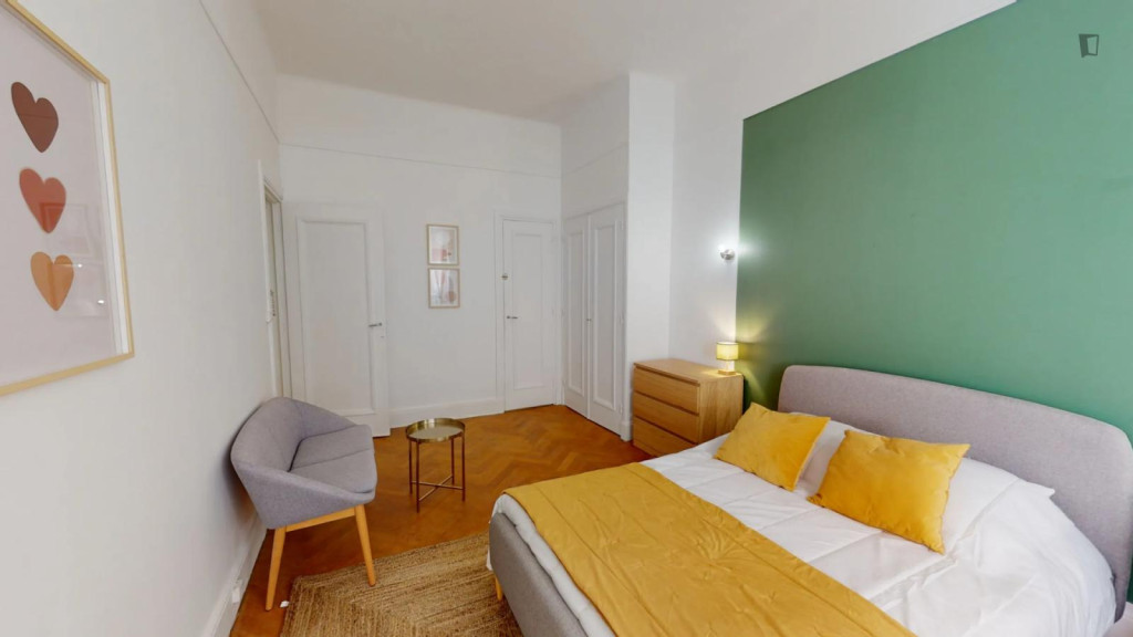 Colorful double bedroom in Lyon