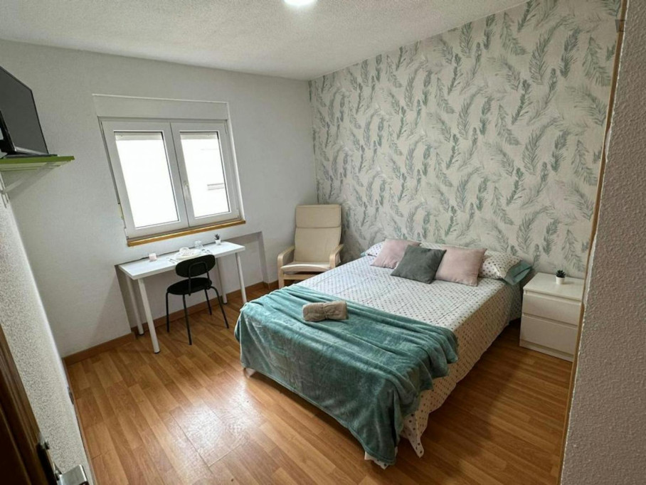 Bright double bedroom close to the city center of Alcalá de Henares - Madrid - chambre - ImmoJeune