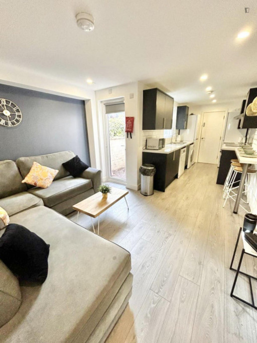 Welcoming double bedroom near Coventry University