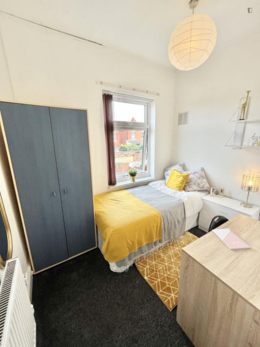 Bright double bedroom in Chapel Fields