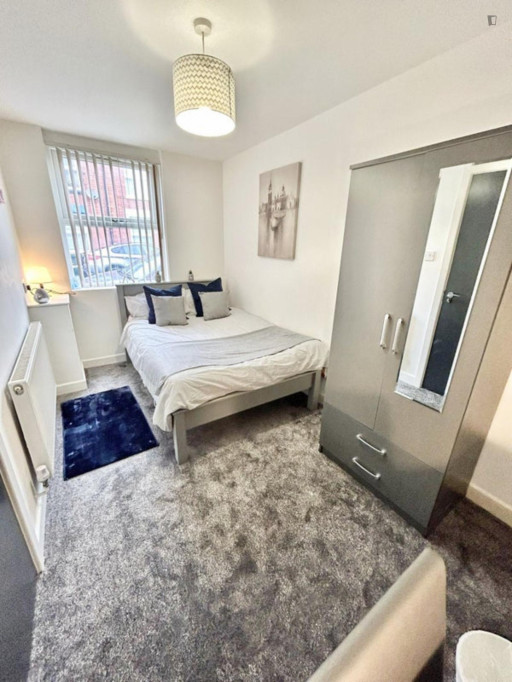 Neat double bedroom near the University of Coventry