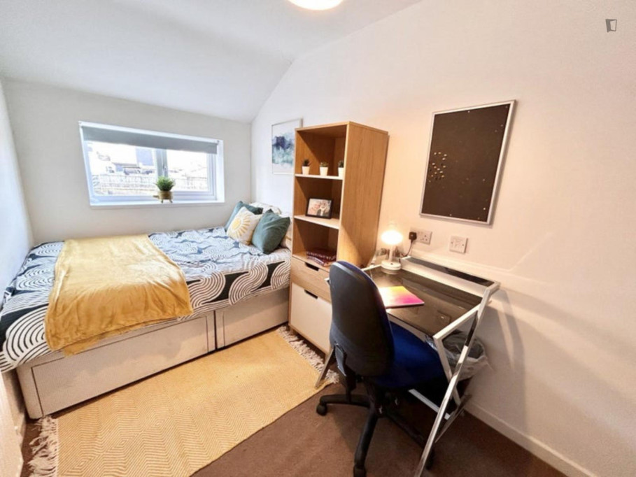 Welcoming double bedroom near the centre of Coventry
