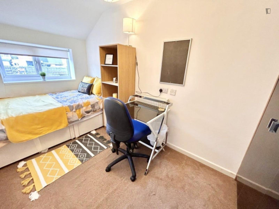 Cosy double bedroom near the centre of Coventry