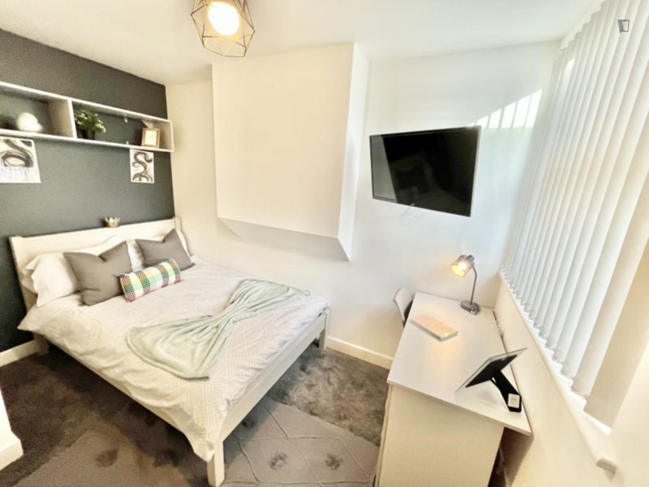 Alluring double bedroom near the University of Coventry