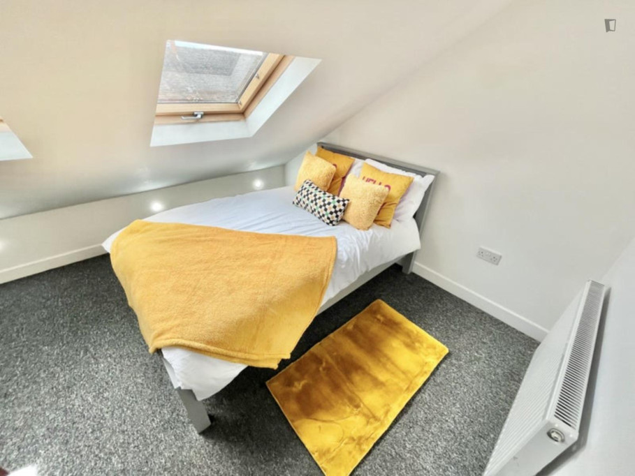 Pleasant double bedroom near Hanley Park
