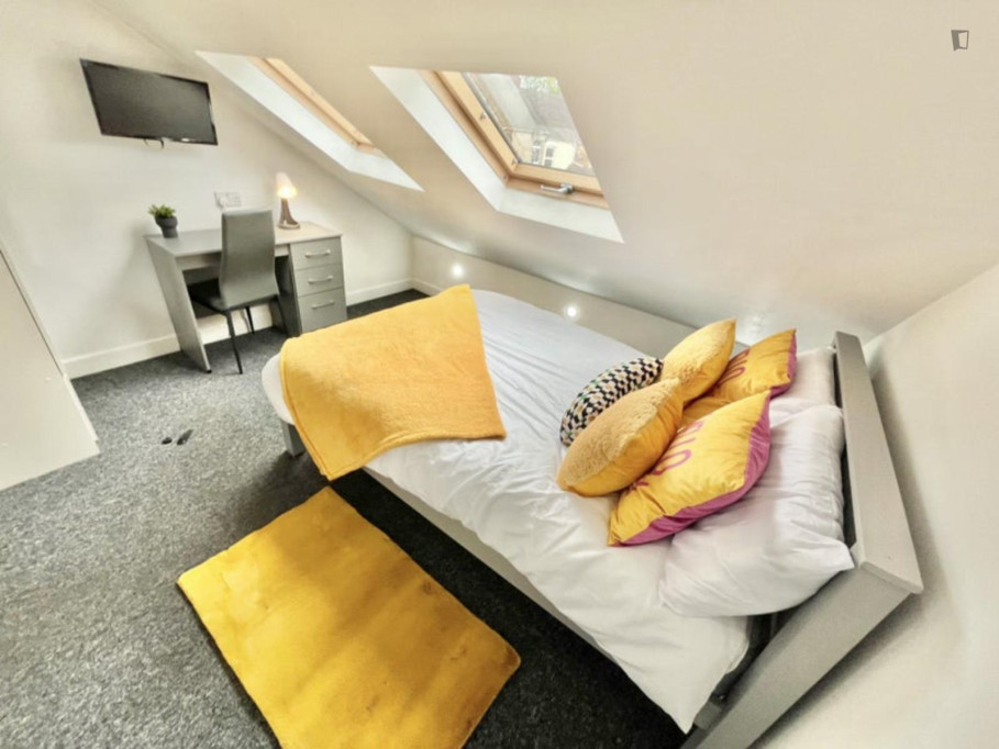 Pleasant double bedroom near Hanley Park