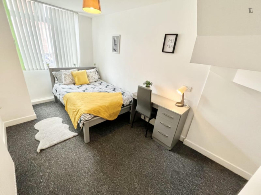 Snug double bedroom in Stoke-on-Trent 