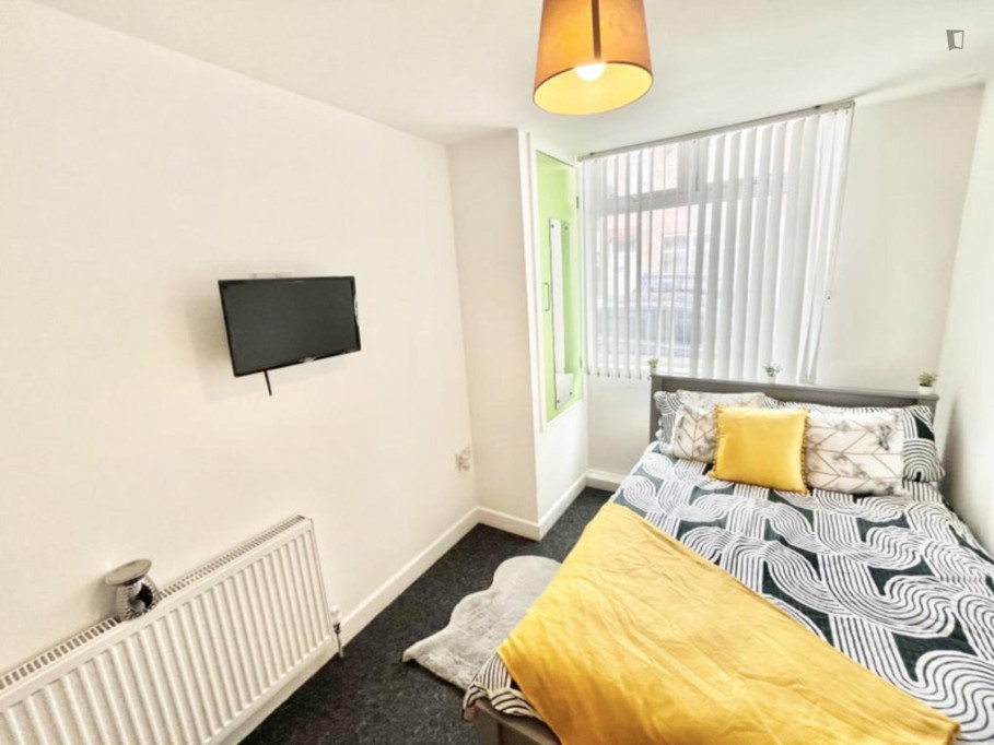 Snug double bedroom in Stoke-on-Trent 