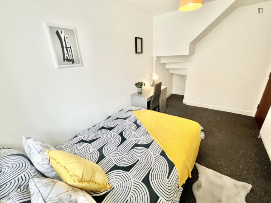 Snug double bedroom in Stoke-on-Trent 