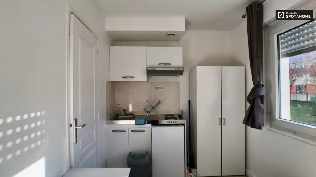 Practical studio apartment for rent in Créteil