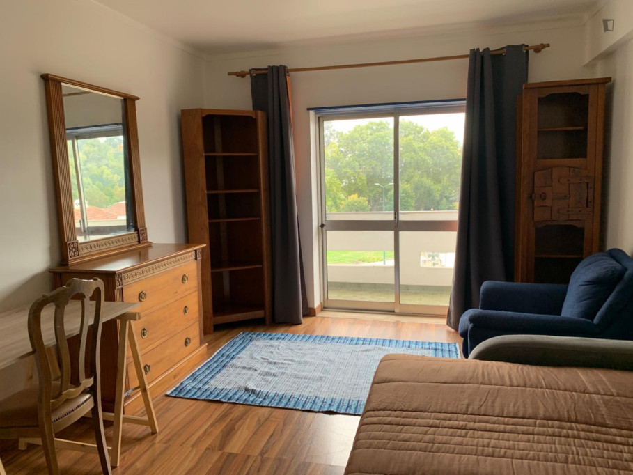 Shinning Bedroom with a Balcony close to ESTG - Leiria - chambre - ImmoJeune