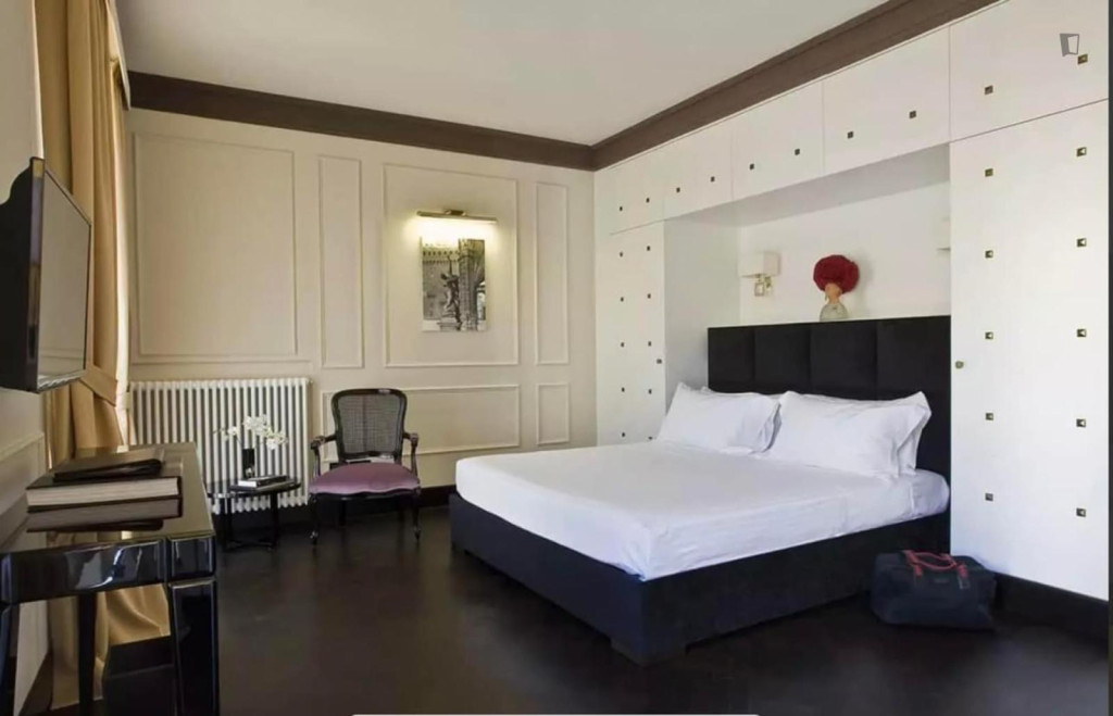 Spacious Bedroom with private bathroom in Florence - Florence - chambre - ImmoJeune