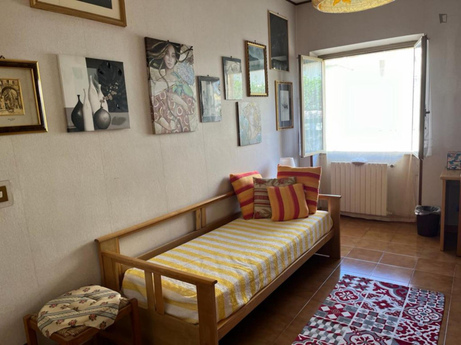 Single Bedroom in a 3-Bedroom Apartment with Terrace - Rome - chambre - ImmoJeune