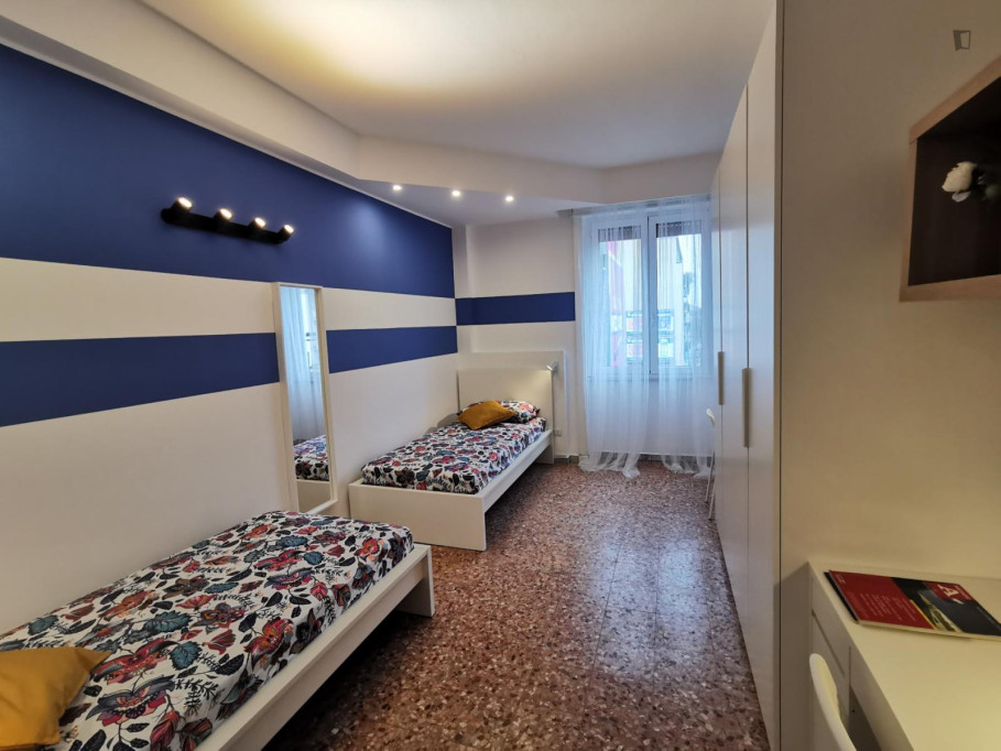 Bed in a luminous twin bedroom, in Casoretto - Milan - chambre - ImmoJeune