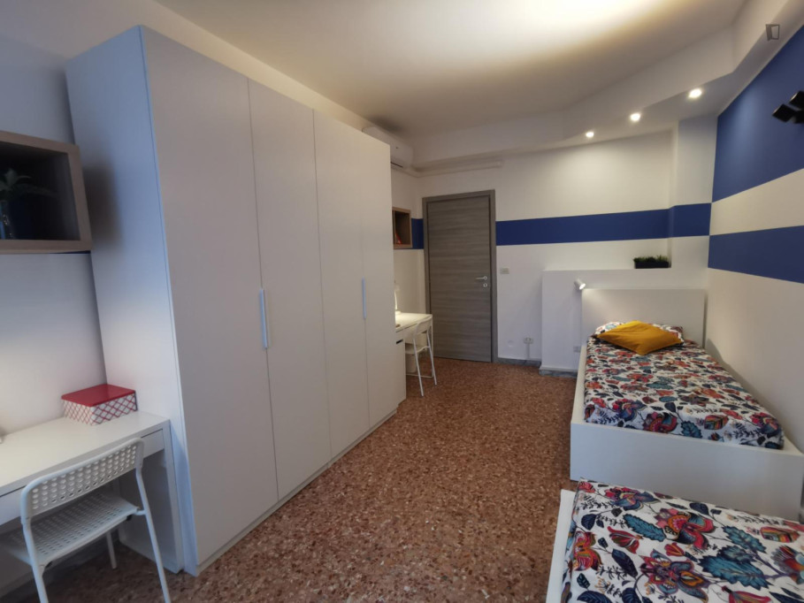 Bed in an inviting twin bedroom, in Casoretto - Milan - chambre - ImmoJeune