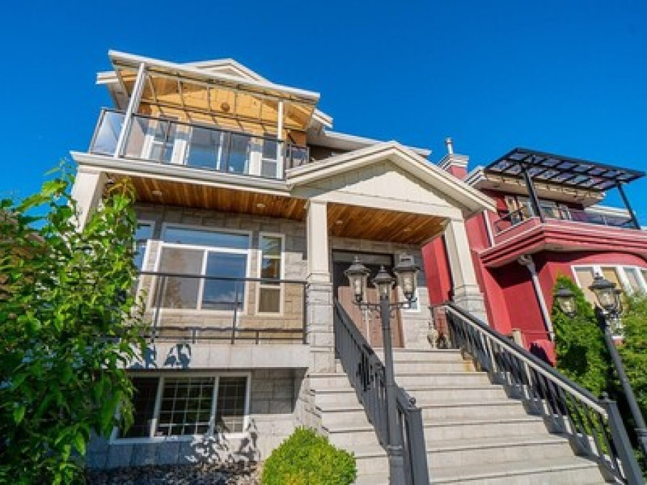 Family House near SFU 