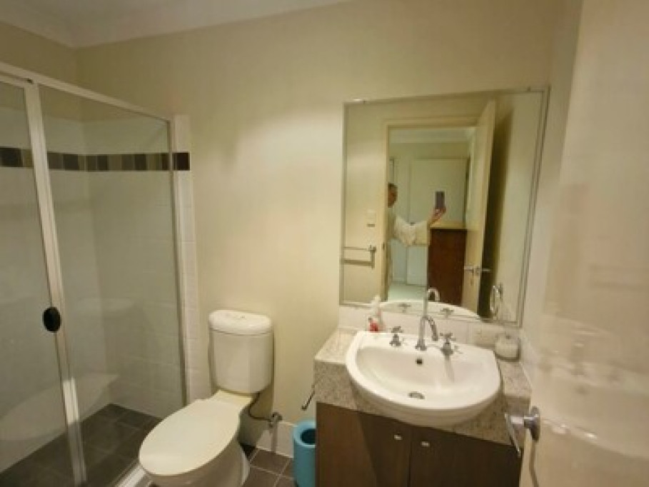 Queen size bedroom with ensuite 