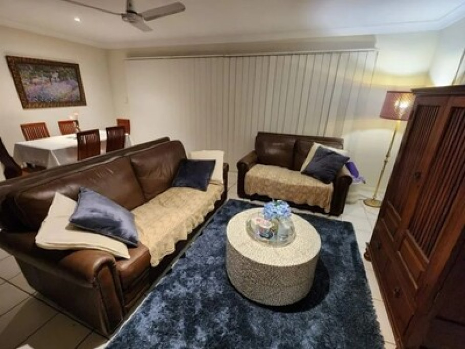Queen size bedroom with ensuite 