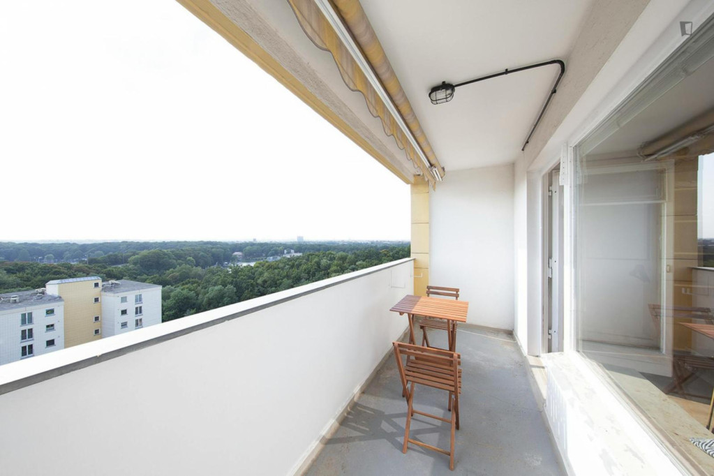 Sunny 3-bedroom apartment in Westend